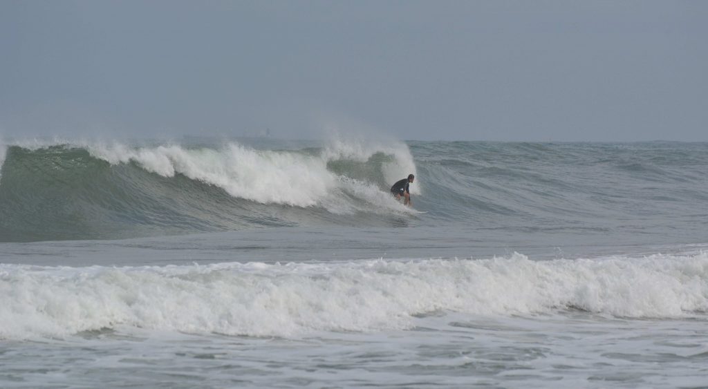 Surfeur à Biarritz