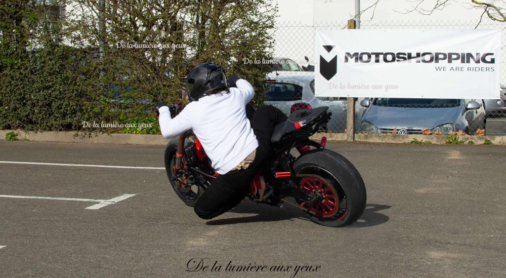 Shooting Romain JEANDROT stunter professionnel Motoshopping Coignières photographe De la lumière aux yeux